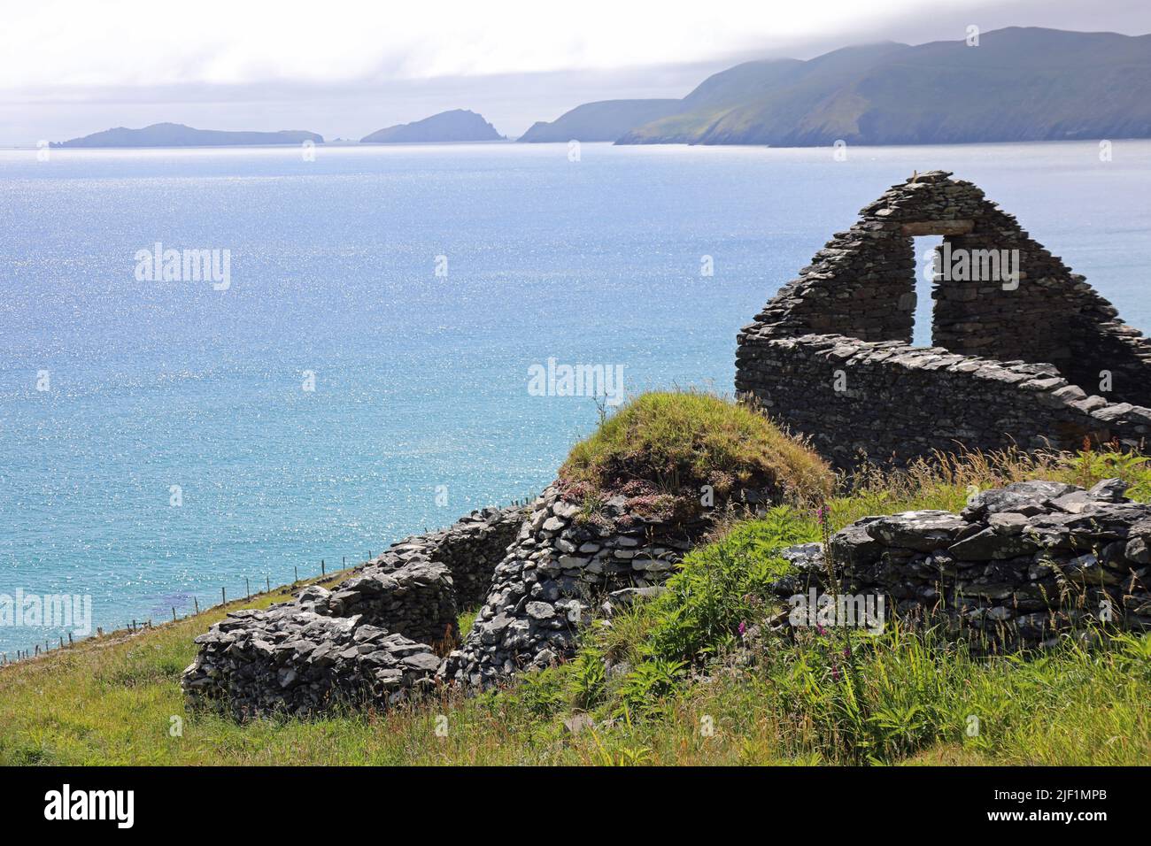 Resti di una capanna di alveare sul Dingle Penisula in Irlanda Foto Stock