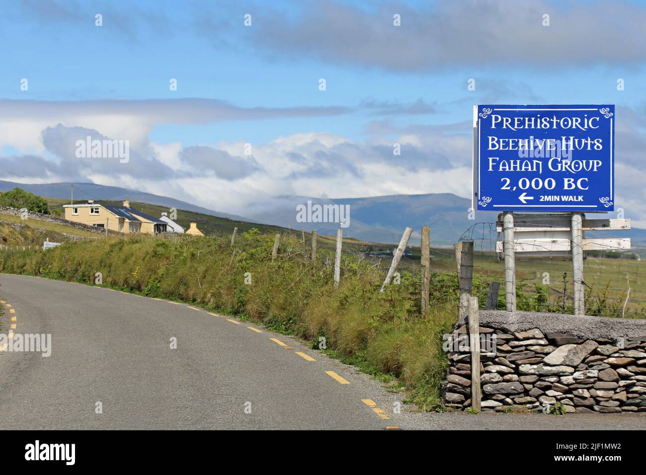 Insegna per le capanne preistoriche di Beehive vicino a Dingle sulla Slea Head Drive Foto Stock