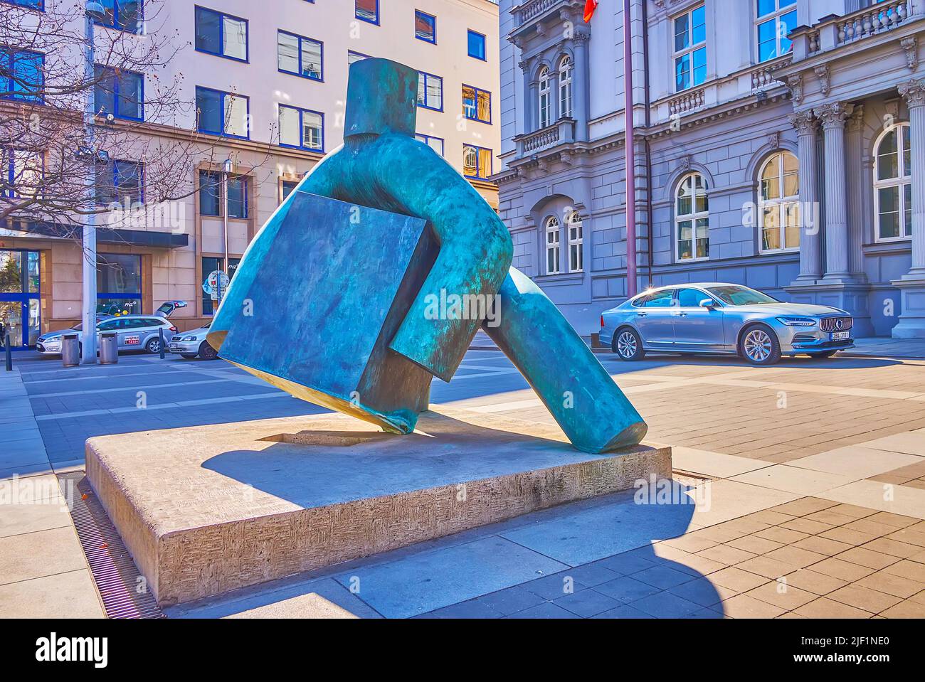 BRNO, REPUBBLICA CECA - 10 MARZO 2022: La Statua della Giustizia di Marius Kotrba, la scultura moderna dell'edificio della Corte Suprema, il 10 marzo a Brno Foto Stock