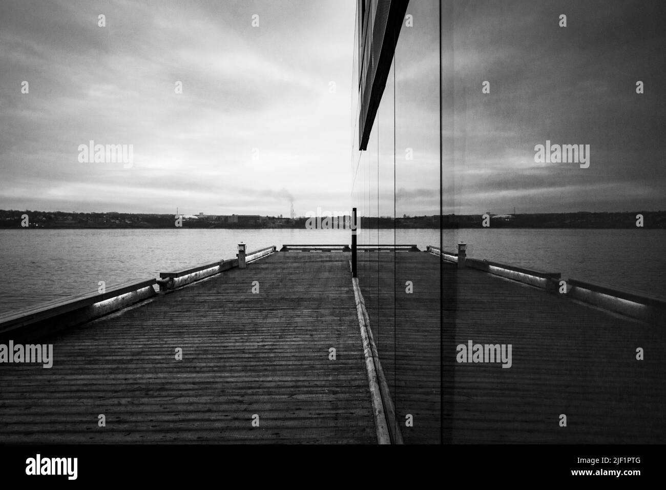 Rivestimento esterno in vetro dell'edificio Queen's Marque sul lungomare di Halifax, Nova Scotia, Canada. Foto Stock