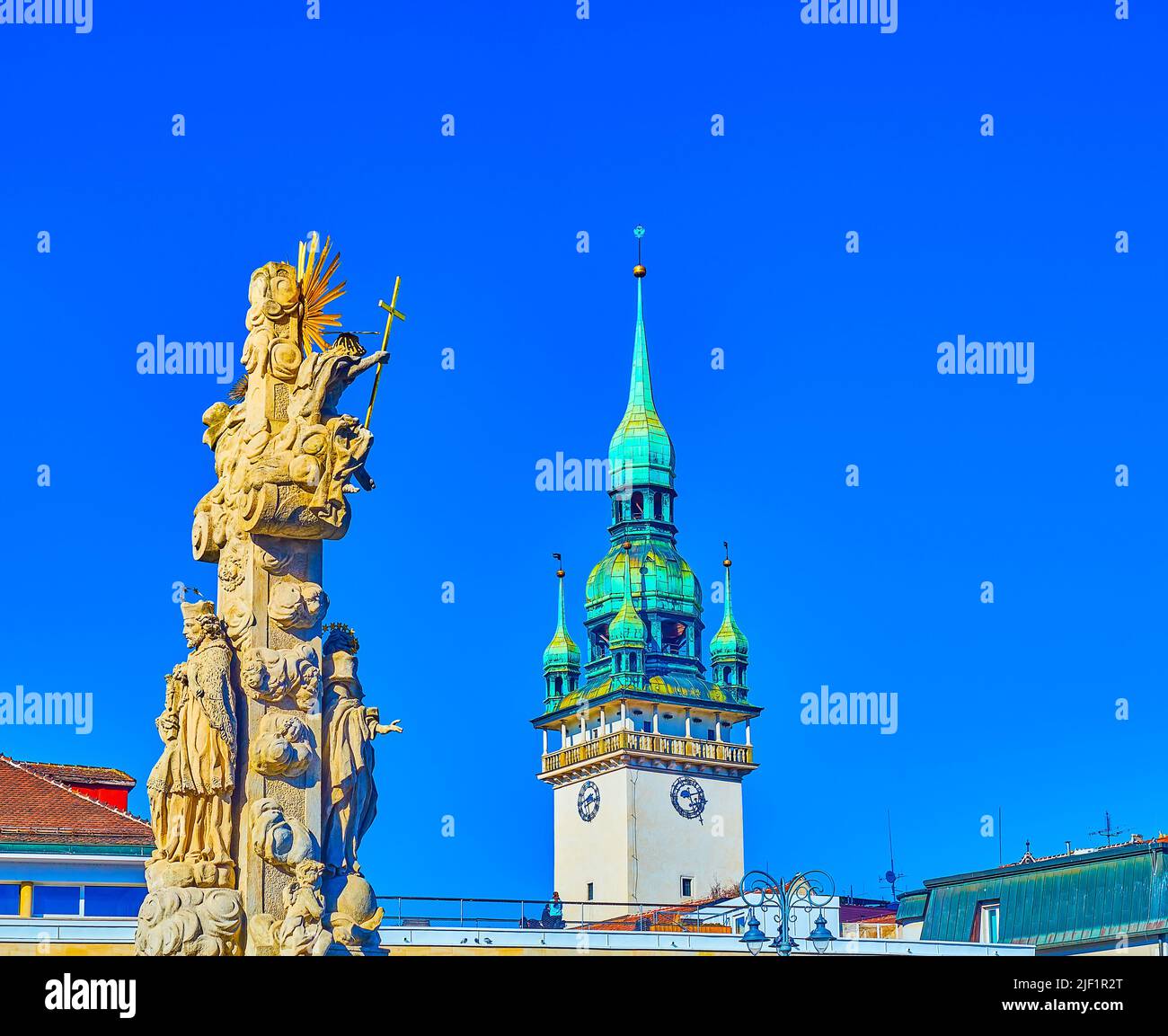 La colonna della Santissima Trinità (Sloup Nejsvetejsi Trojice) e la Torre del Municipio di Brno, Repubblica Ceca Foto Stock