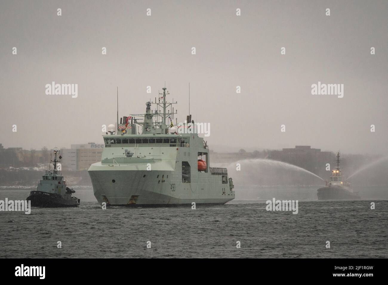 La nave Artico e di pattuglia offshore della Royal Canadian Navy (APOV) HMCS Harry Dewolfe ritorna a Halifax dopo aver circumnavigato il Nord America. Foto Stock