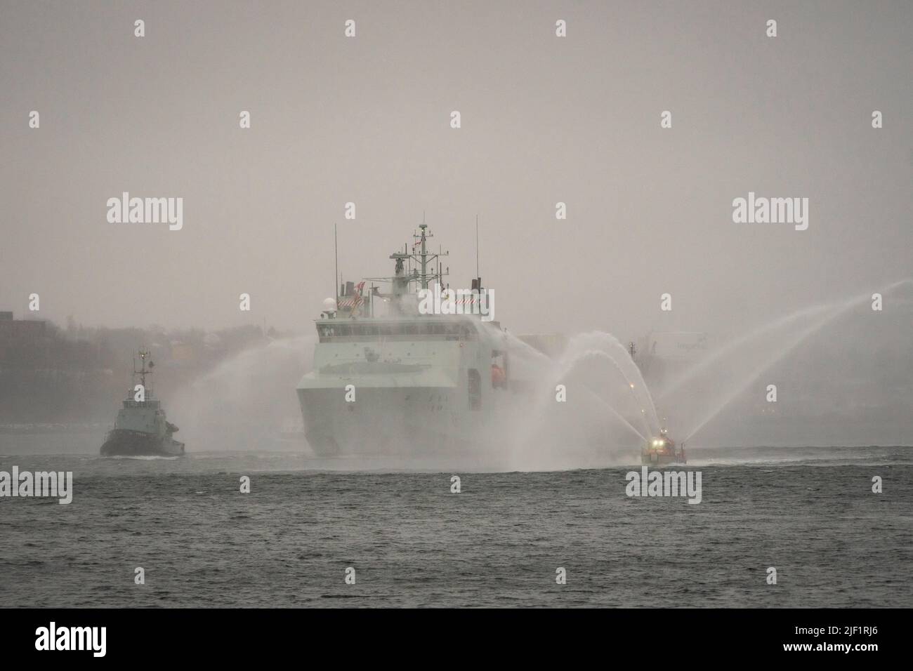 La nave Artico e di pattuglia offshore della Royal Canadian Navy (APOV) HMCS Harry Dewolfe ritorna a Halifax dopo aver circumnavigato il Nord America. Foto Stock