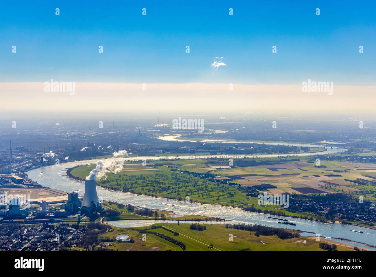 Bei besten Sichten geht der Blick über den Norden von Duisburg über das STEAG Kohlekraftwerk Duisburg-Walsum bis zu den Rheinbögen bei Düsseldorf, Alt Foto Stock
