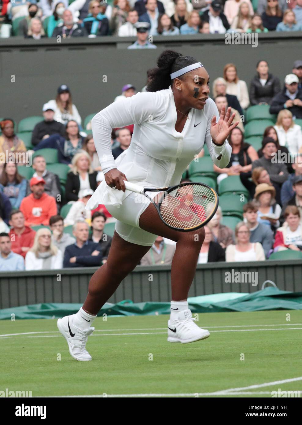 Londra, Regno Unito. 28th giugno 2022. L'americano Serena Williams in azione nella sua prima partita contro l'Harmony Tan francese il secondo giorno dei campionati di Wimbledon 2022 a Londra martedì 28 giugno 2022. Foto di Hugo Philpott/UPI Credit: UPI/Alamy Live News Foto Stock