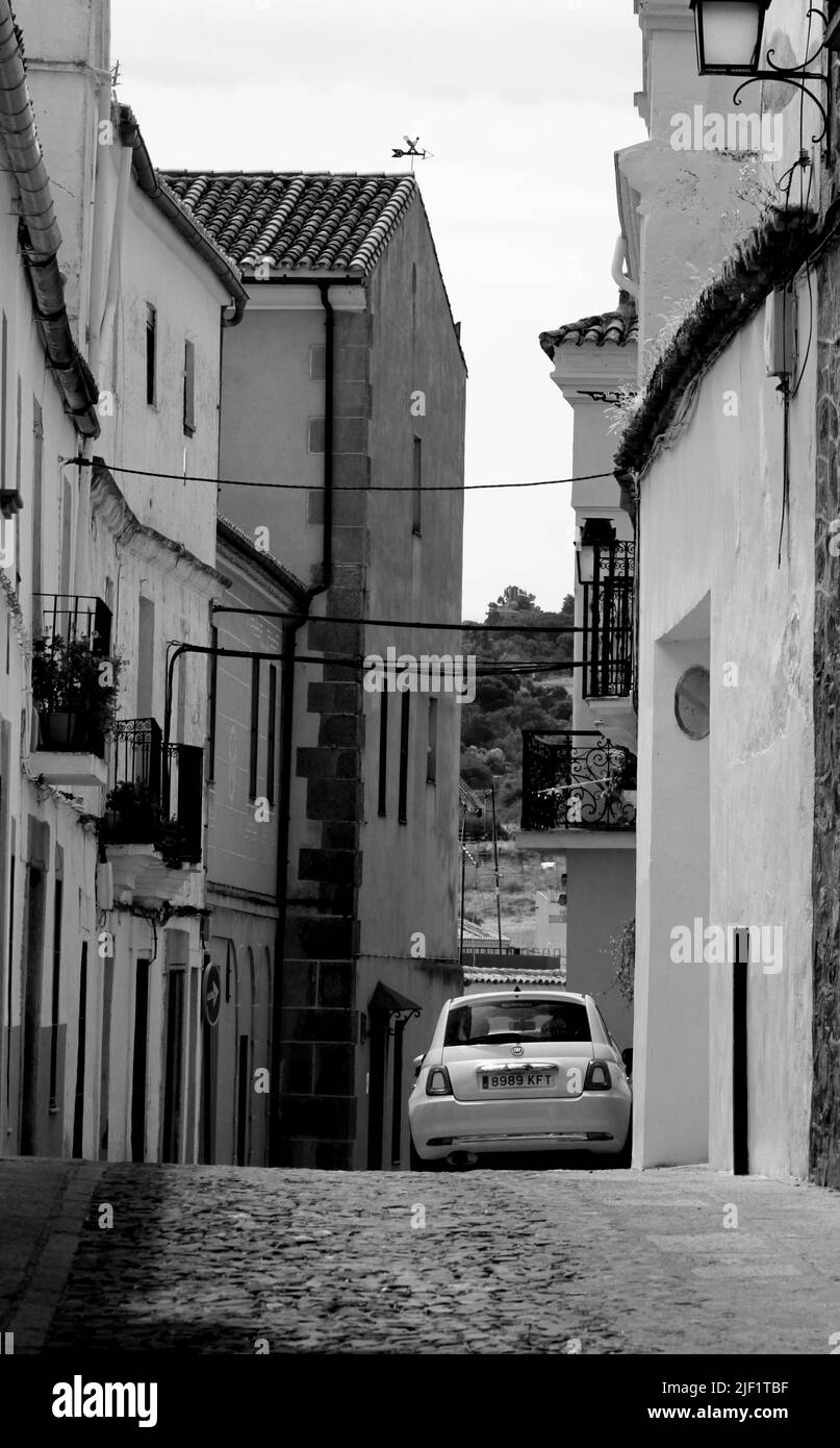 Vista lungo una stretta strada laterale a Caceres, Spagna Foto Stock