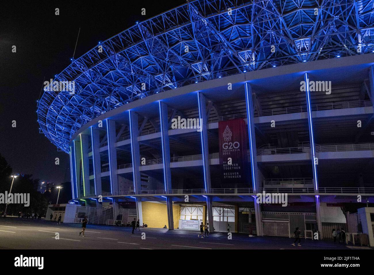 Jakarta, Indonesia. 16th giugno 2022. Lo stadio Gelora Bung Karno di Giacarta è decorato di notte con luci colorate. L'atmosfera della città di Giacarta, Indonesia di notte, che è così affollata con varie attività. (Credit Image: © Andry Denisah/SOPA Images via ZUMA Press Wire) Foto Stock