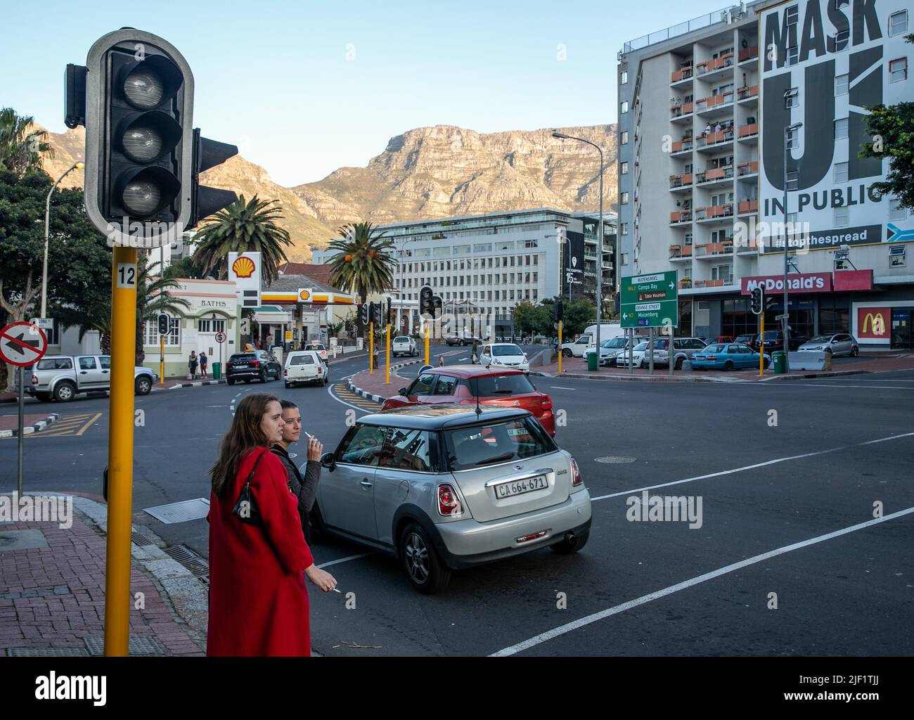 Città del Capo, Sudafrica. 28th giugno 2022. La gente aspetta di attraversare una strada durante un taglio di potere a Città del Capo, Sudafrica, il 28 giugno 2022. Il Sud Africa di energia elettrica Eskom Martedì ha annunciato che aumenterà il livello di calo del carico dalla fase attuale 4 alla fase più severa 6 in alcuni periodi di martedì e mercoledì, citando illegale e non protetta lavoro collegato salario azione che ha causato la rottura delle centrali elettriche della società. Credit: LYU Tianran/Xinhua/Alamy Live News Foto Stock