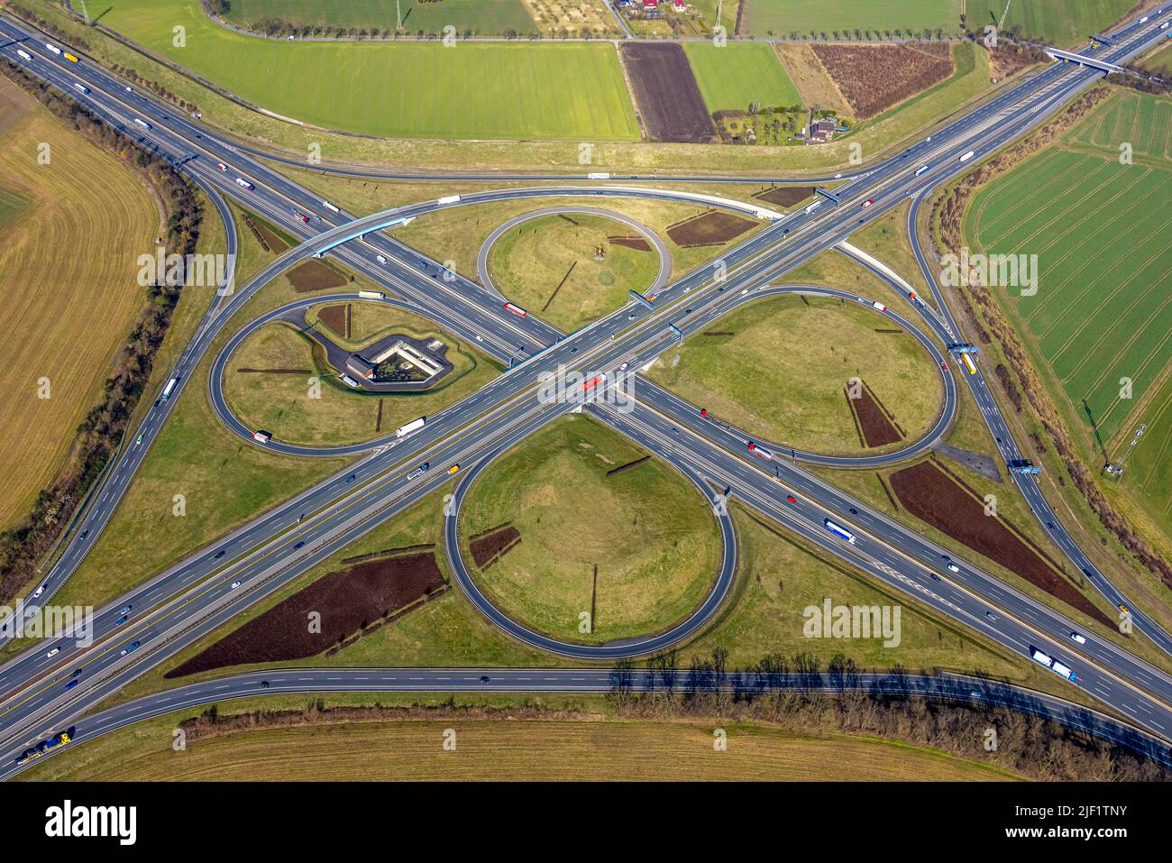 20.000 tulipani fioriranno all'incrocio di Kamener, sotto la scultura dell'elicottero durante questa azione del Rotary Club Kamen , Kamen Foto Stock