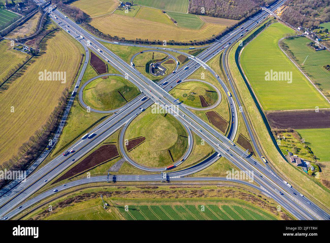 20.000 tulipani fioriranno all'incrocio di Kamener, sotto la scultura dell'elicottero durante questa azione del Rotary Club Kamen , Kamen Foto Stock