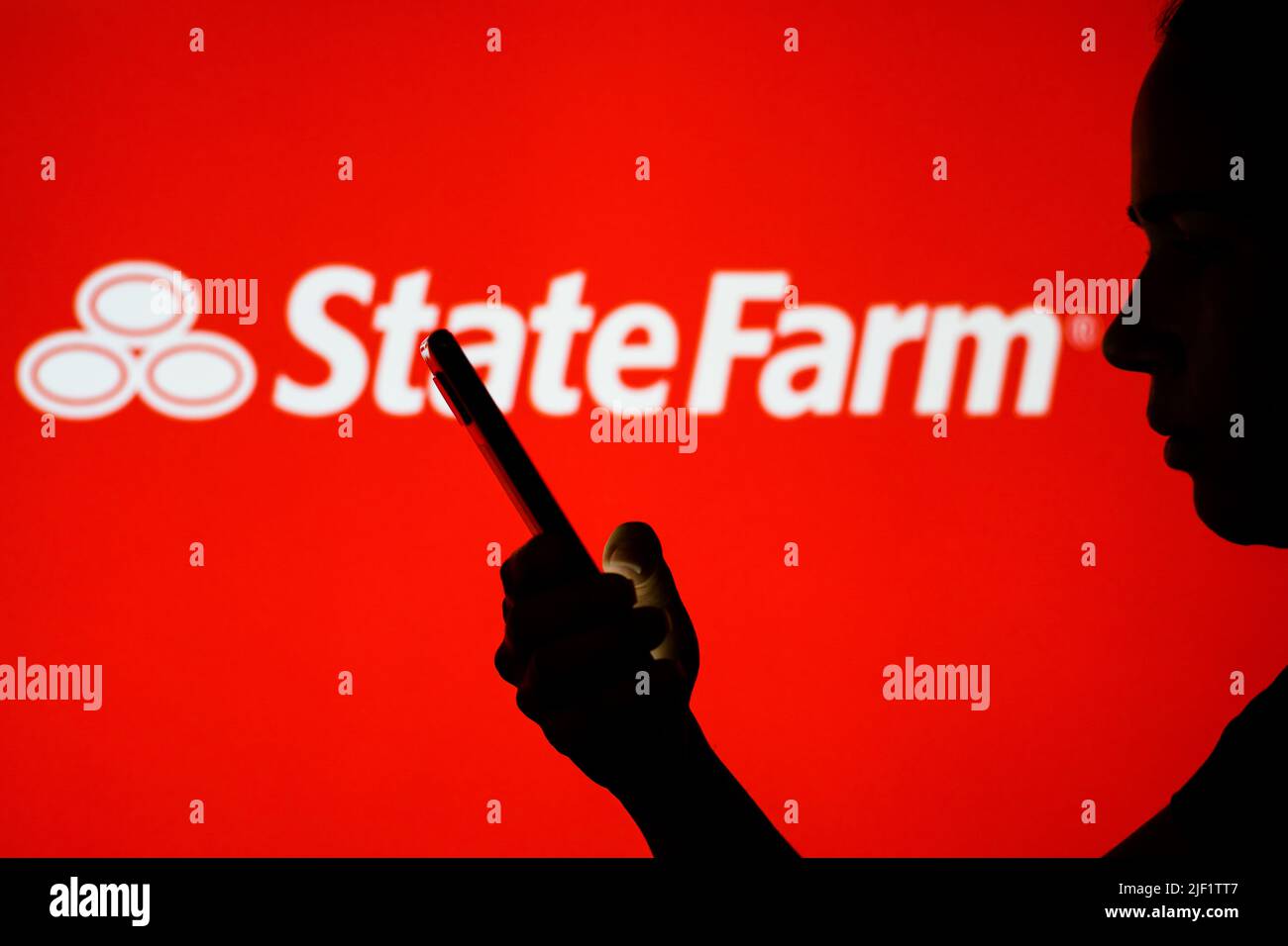 Brasile. 28th giugno 2022. In questa illustrazione della foto, il logo state Farm è visto sullo sfondo di una donna con silhouette che tiene un telefono cellulare. (Foto di Rafael Henrique/SOPA Images/Sipa USA) Credit: Sipa USA/Alamy Live News Foto Stock