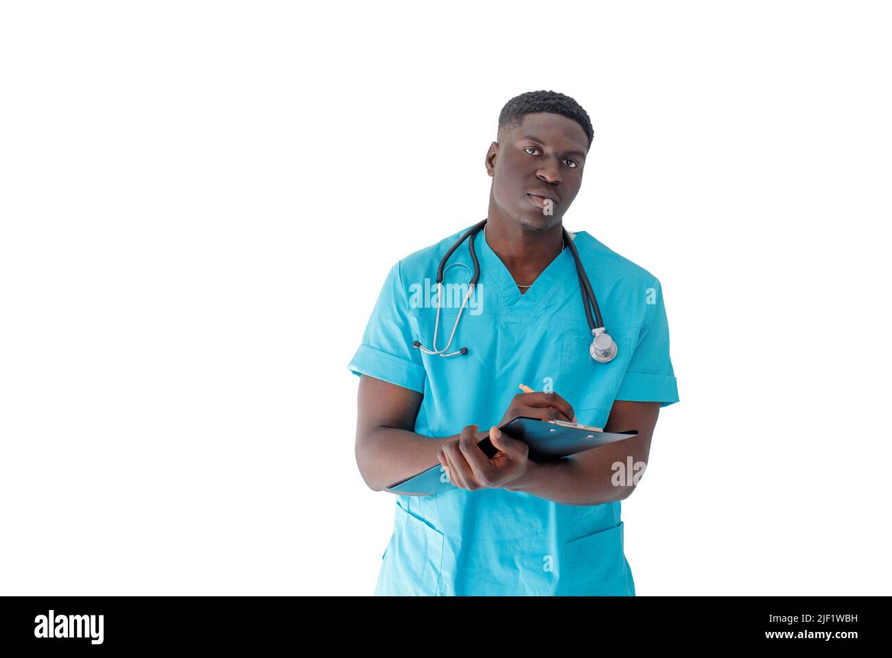 Un bel medico afroamericano in un turchese e prendere appunti su uno sfondo bianco isolato Foto Stock