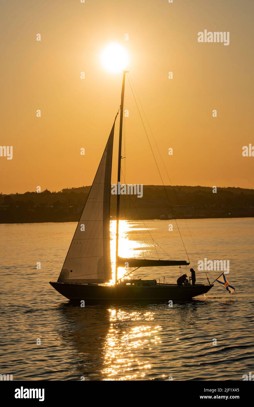 La barca a vela si presenta contro un'alba a Halifax, Nuova Scozia, Canada. Foto Stock