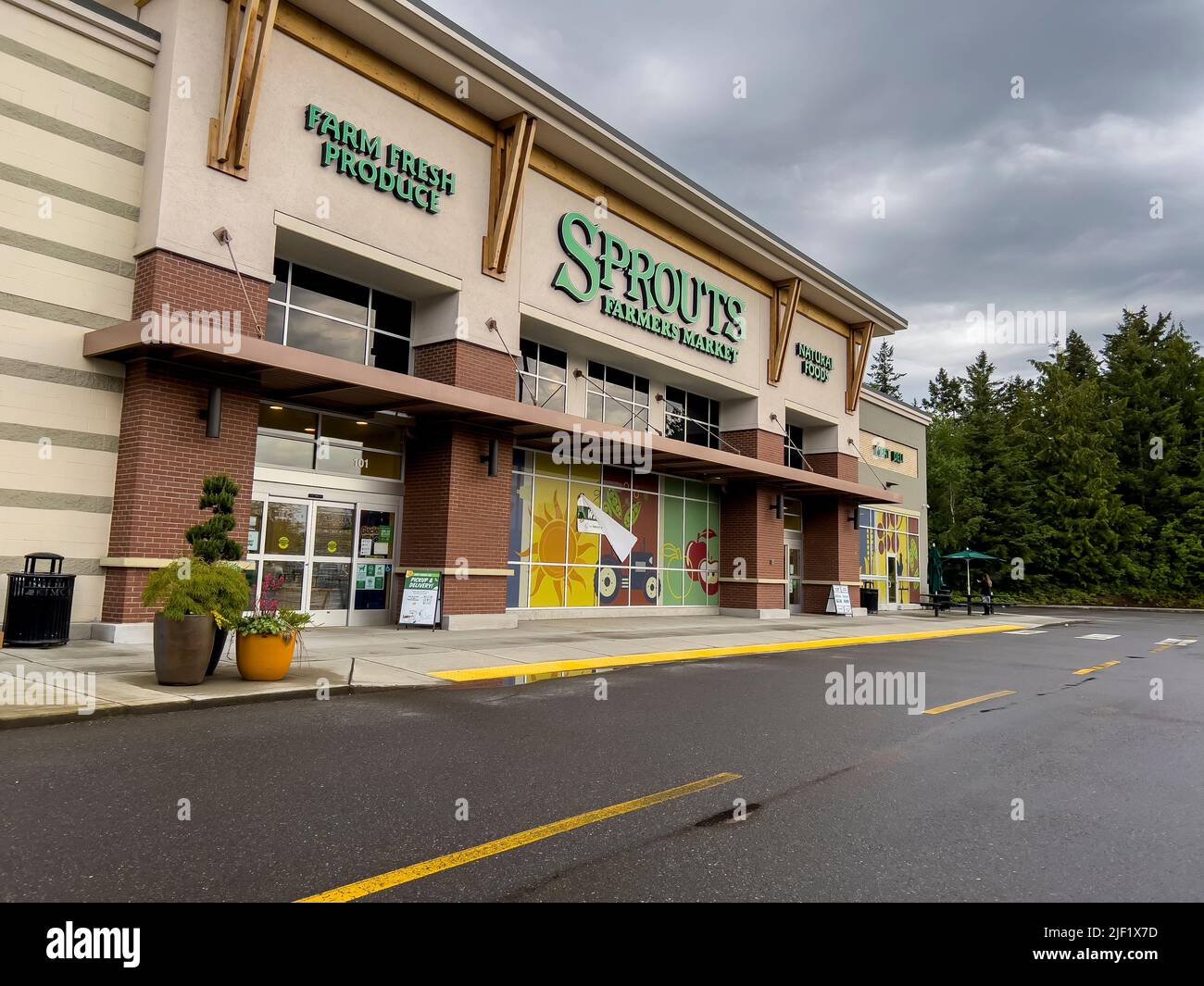 Mill Creek, WA USA - circa Giugno 2022: Vista ad angolo dell'esterno di un mercato di germogli in una giornata trascorsa. Foto Stock