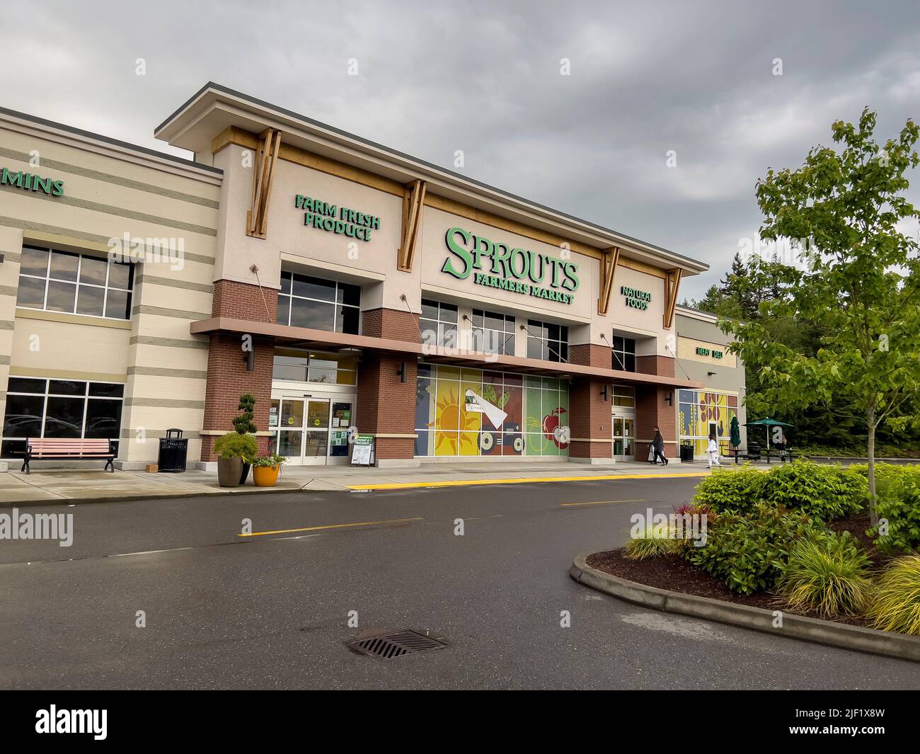 Mill Creek, WA USA - circa Giugno 2022: Vista ad angolo dell'esterno di un mercato di germogli in una giornata trascorsa. Foto Stock