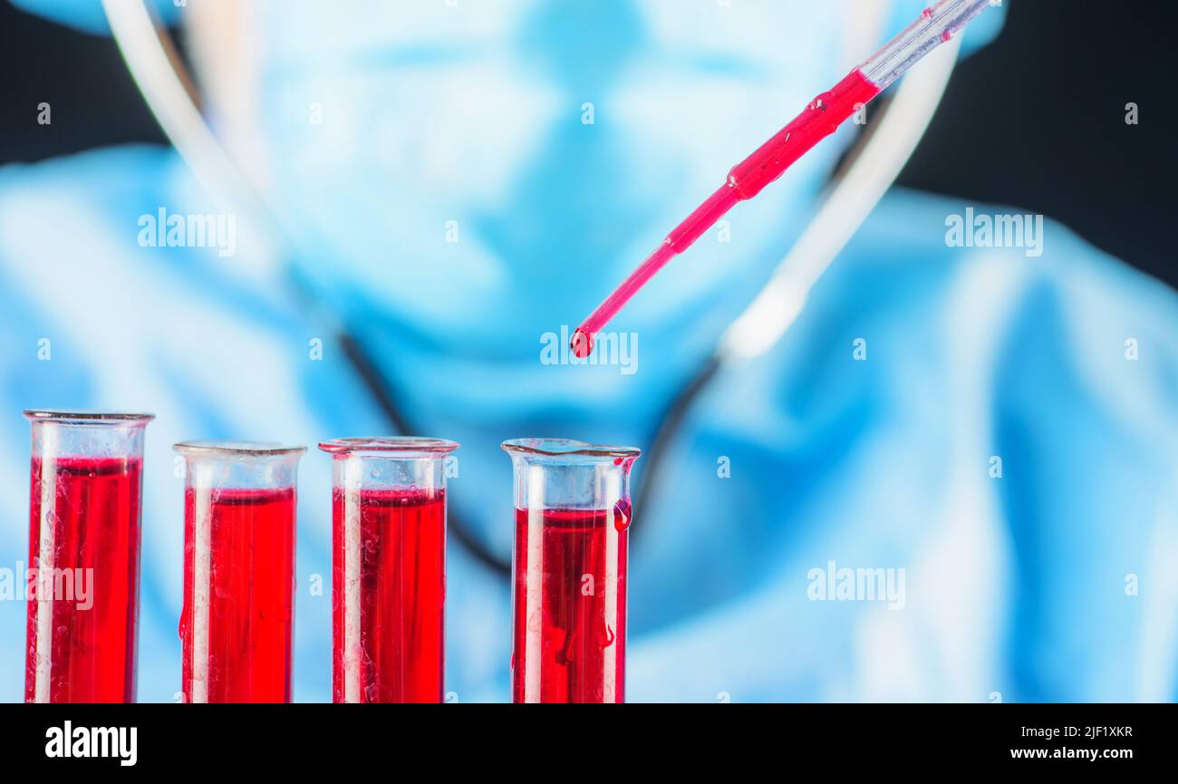 Ricerca di laboratorio. Operatore medico, medico o scienziato che gocciola il sangue nelle provette. Foto Stock