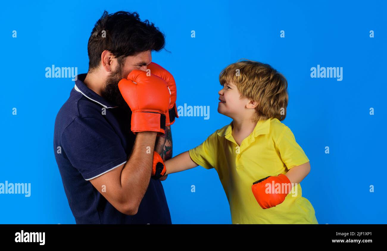 Bambino in addestramento dei guanti di boxe con il pulmann. Attività infantile. Addestratore che insegna al bambino come punzoni. Foto Stock