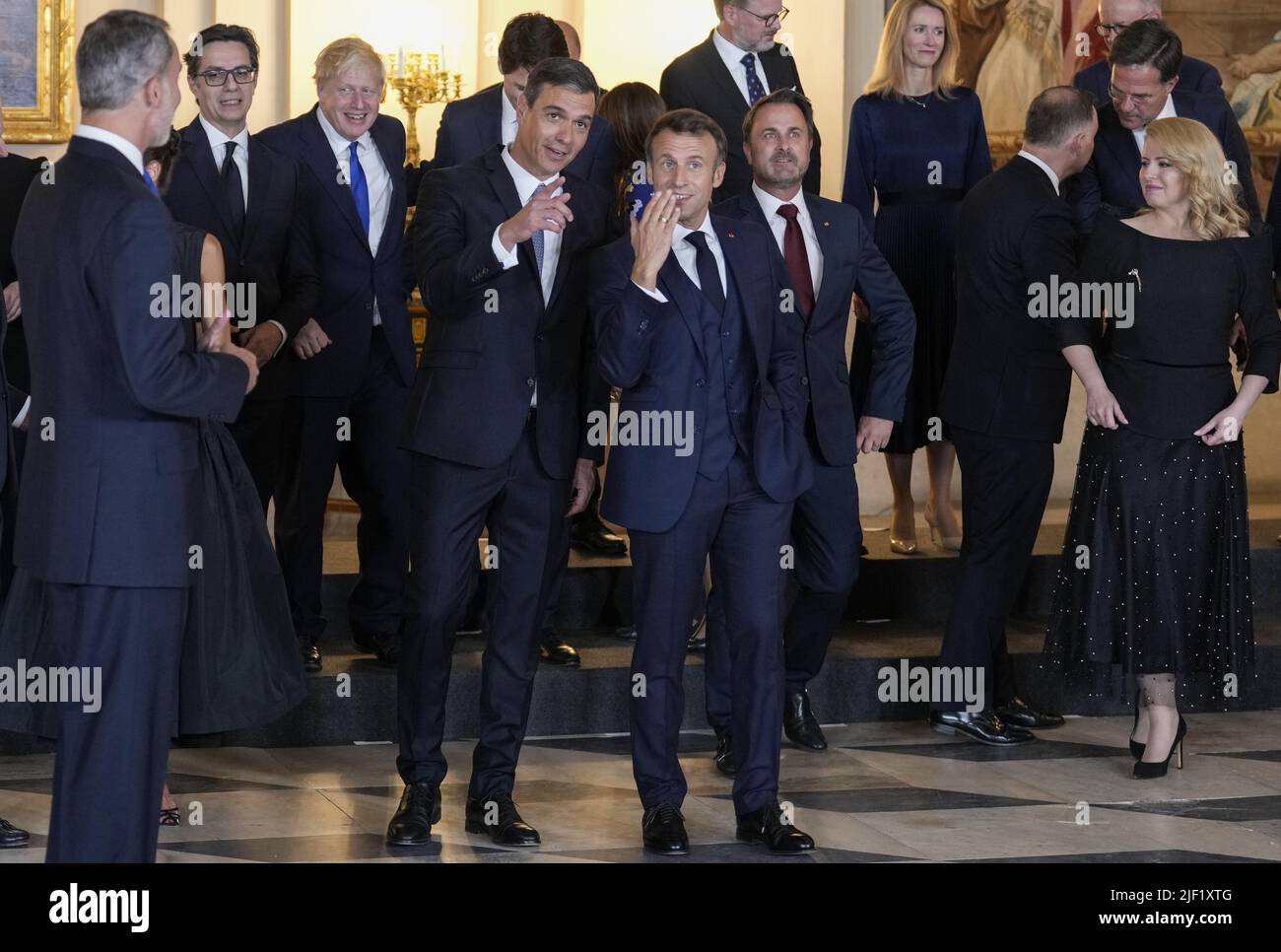 Madrid, Spagna. 28th giugno 2022. Il primo ministro spagnolo Pedro Sanchez (C) gesticola accanto al presidente francese Emmanuel Macron dopo una foto di famiglia con altri leader e delegati della NATO prima di una cena di gala al Palazzo reale in vista del prossimo vertice della NATO, a Madrid, Spagna, martedì 28 giugno, 2022. La Spagna ospiterà un vertice della NATO di due giorni a partire da giugno 29. Foto di Paul Hanna/UPI Credit: UPI/Alamy Live News Foto Stock