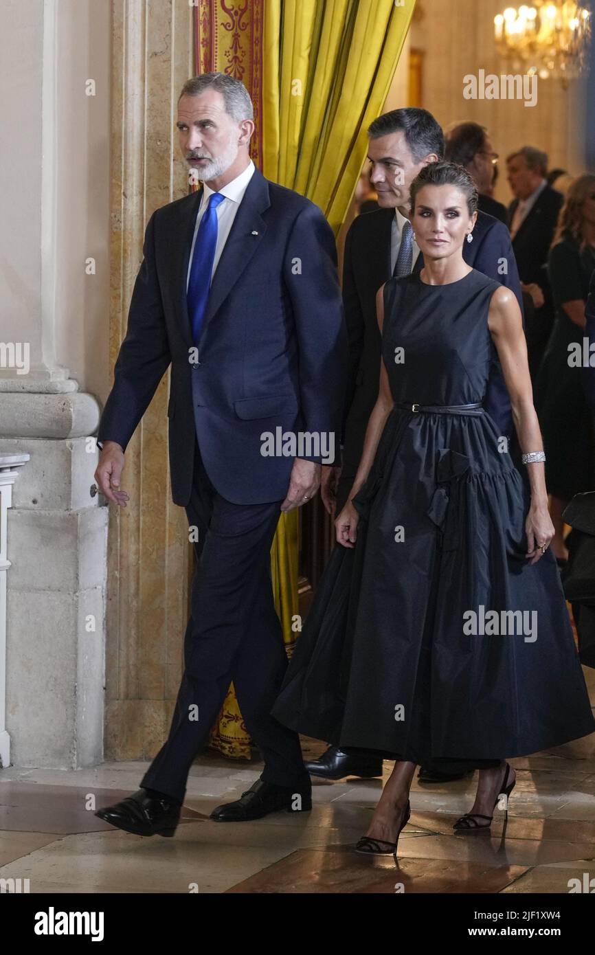 Madrid, Spagna. 28th giugno 2022. Il re di Spagna Felipe (L), il primo ministro spagnolo Pedro Sanchez (C) e la regina Letizia entrano per una foto di famiglia con altri leader del paese della NATO e delegati prima di una cena di gala al Palazzo reale in vista del prossimo vertice della NATO, a Madrid, Spagna, martedì 28 giugno, 2022. La Spagna ospiterà un vertice della NATO di due giorni a partire da giugno 29. Foto di Paul Hanna/UPI Credit: UPI/Alamy Live News Foto Stock