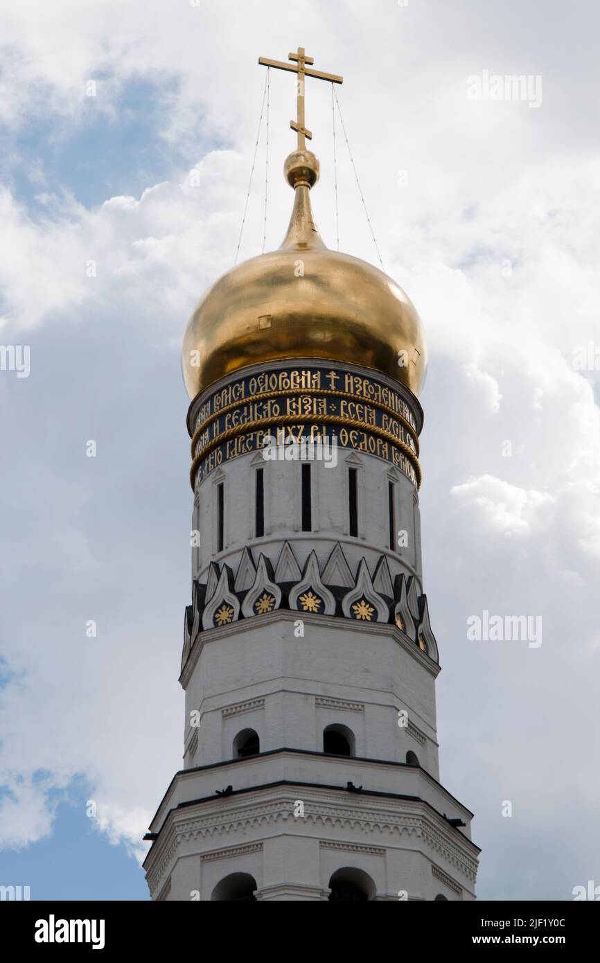 Torre della chiesa bianca e dorata all'interno del cremlino, Mosca, Russia Foto Stock