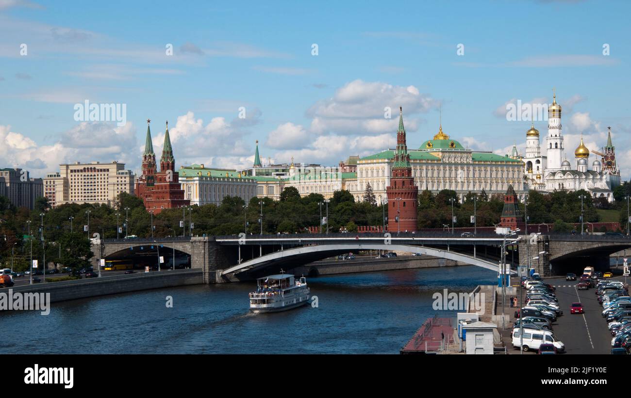 Vista aerea di Mosca. Cremlino, fiume e ponte. Il Cremlino è un complesso fortificato nel centro di Mosca, Russia, composto da più di 15 edifici Foto Stock