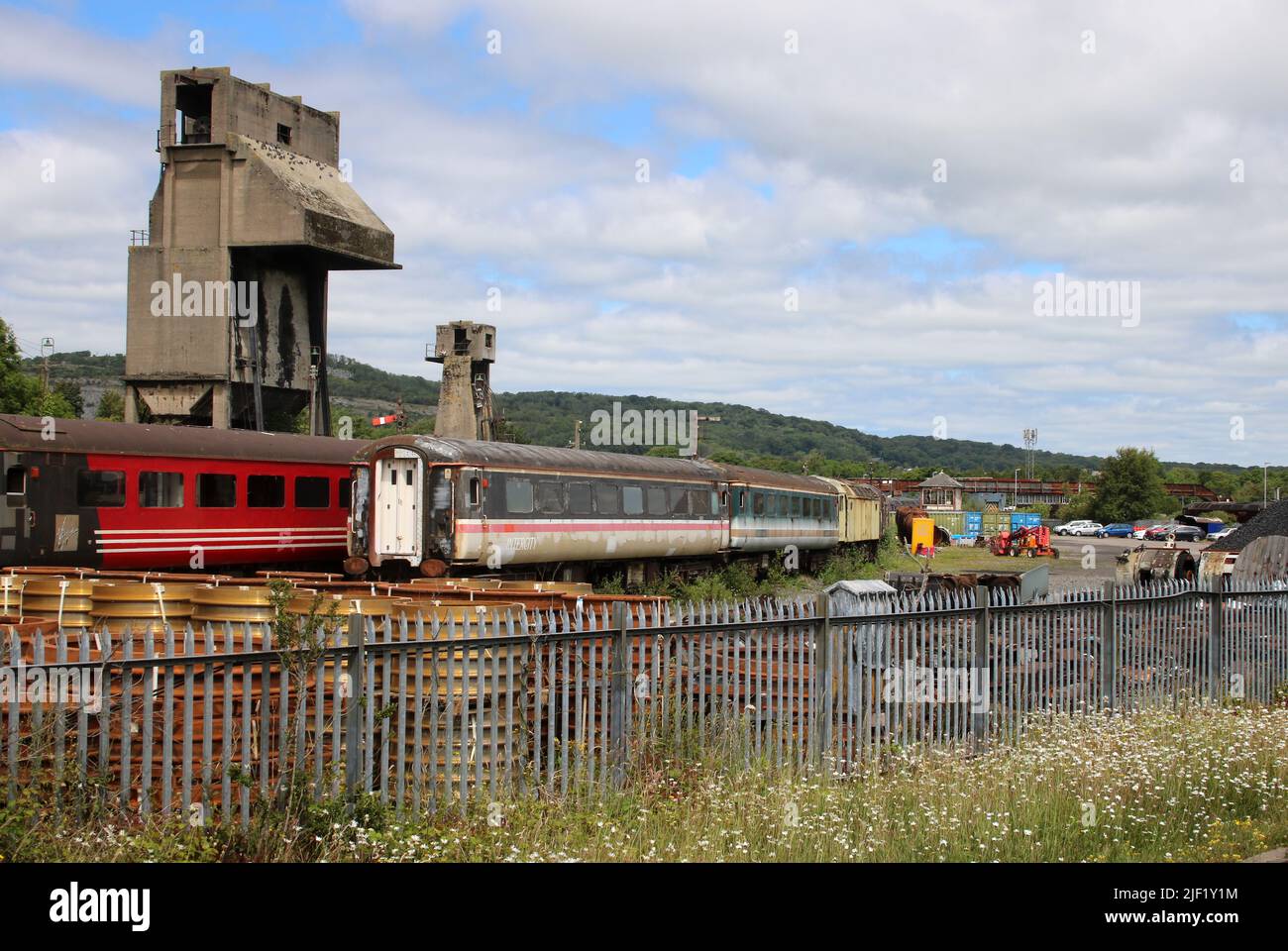 Ammira parte della base ferroviaria della West Coast a Carnforth, che mostra i vecchi pullman e lo storico edificio storico dello stabilimento di coaling, giugno 2022. Foto Stock