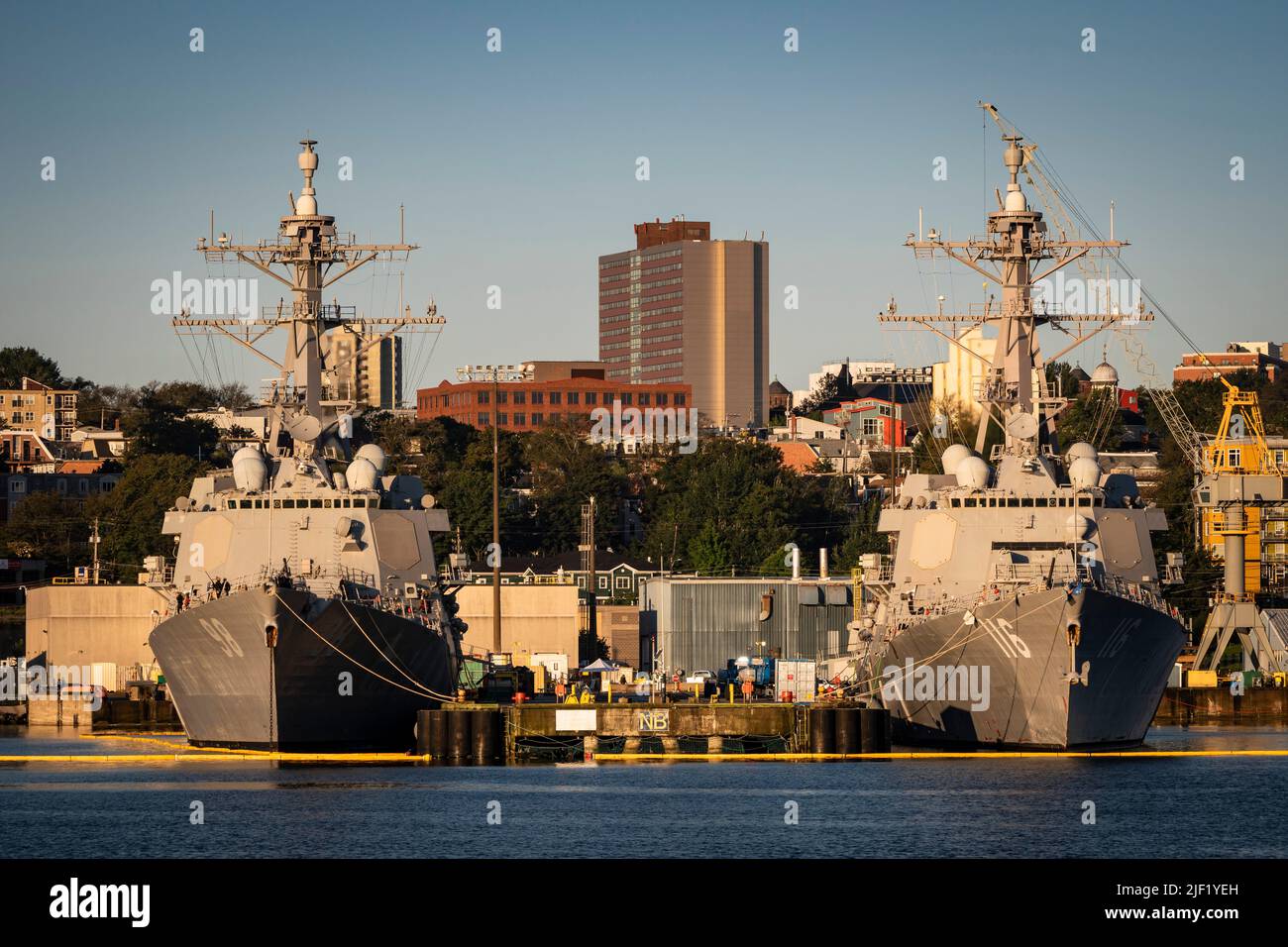 Due cacciatorpediniere missilistici guidati della classe Arleigh Burke della Marina degli Stati Uniti insieme ad un molo nel cantiere di Halifax, nuova Scozia, Canada. Foto Stock