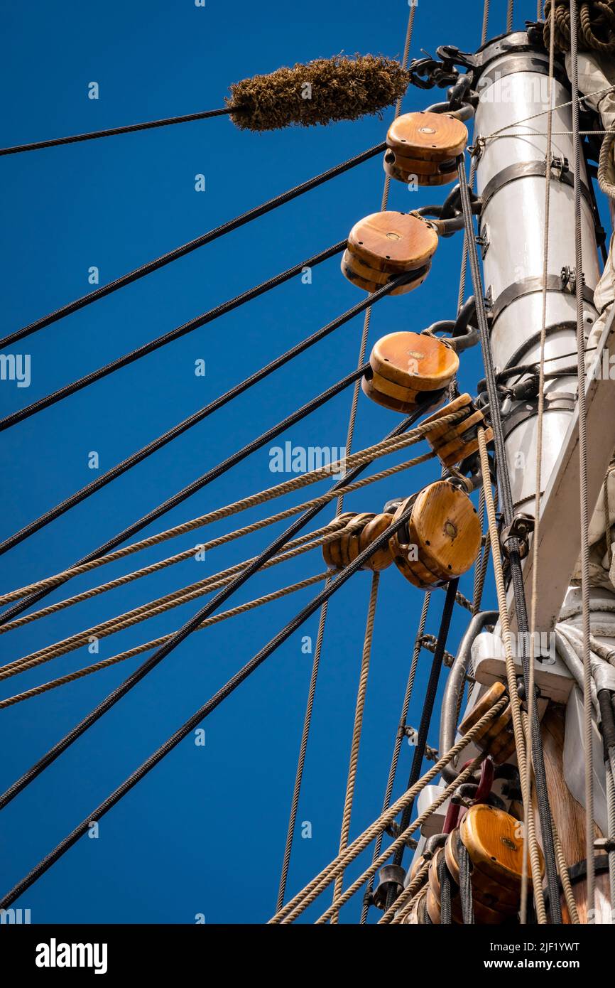 Blocchi di corda e rigging sul palo della goletta Bluenose II. Foto Stock