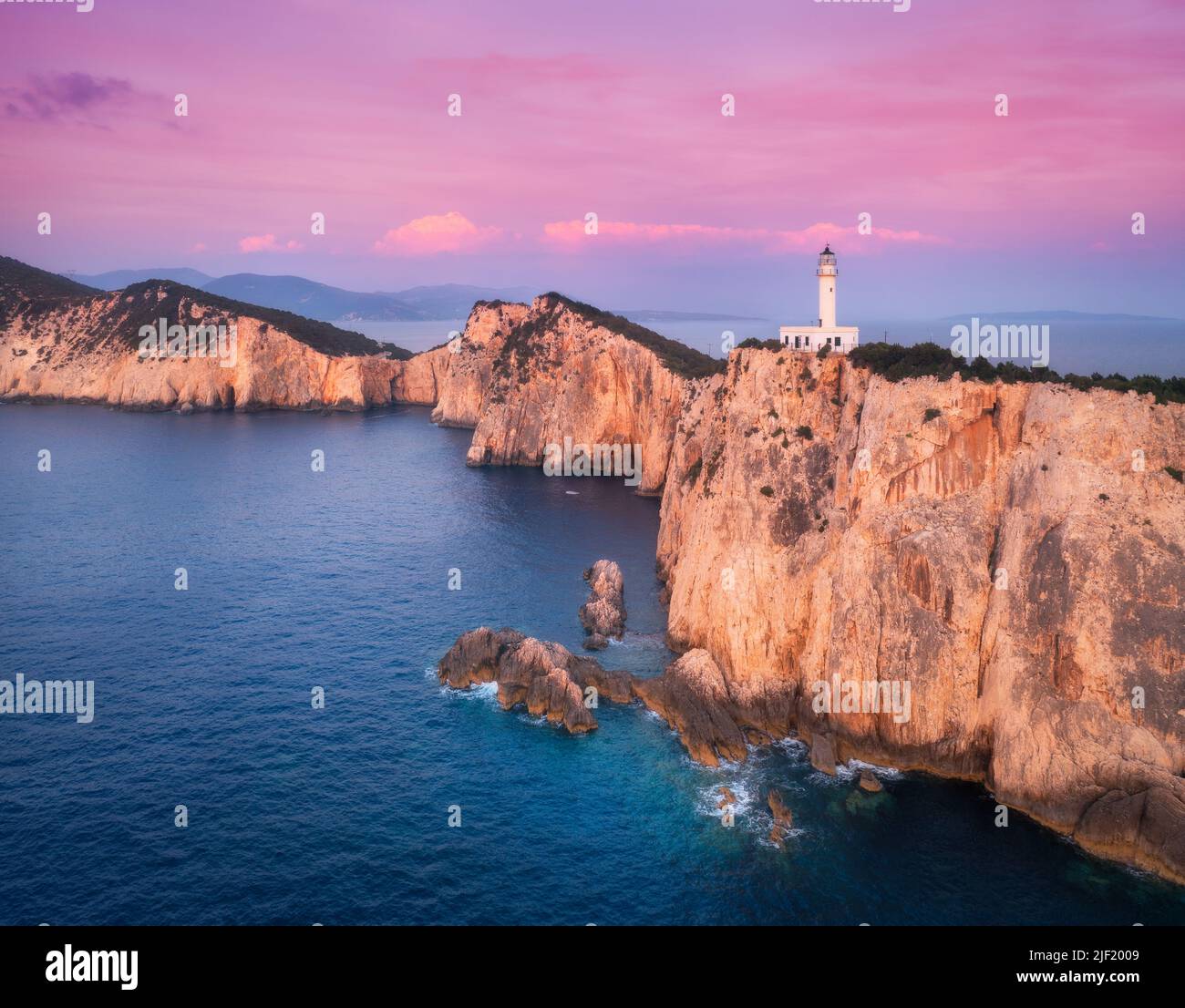 Faro sulla cima della montagna al tramonto colorato in estate Foto Stock