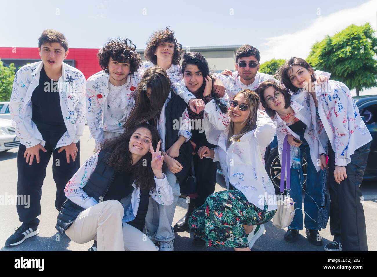 18.05.2022. Tbilisi, Georgia. Gruppo di studenti gioiosi sull'ultima campana, ultimo giorno della scuola. Foto di alta qualità Foto Stock