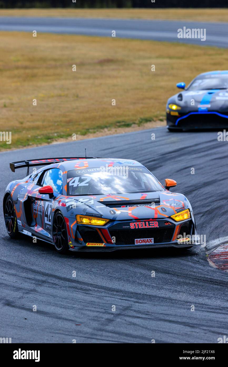 Snetterton, Inghilterra. 26 giugno 2022. Gara 1 del Campionato Intelligent Money British GT che si tiene a Snetterton, Norfolk, nella foto sono i piloti Richard Williams e Sennan Fielding in auto numero 42, il Newbridge Motorsport, Audi R8 LMS GT4 credito: Mark Bullivore Photography 2022 Foto Stock