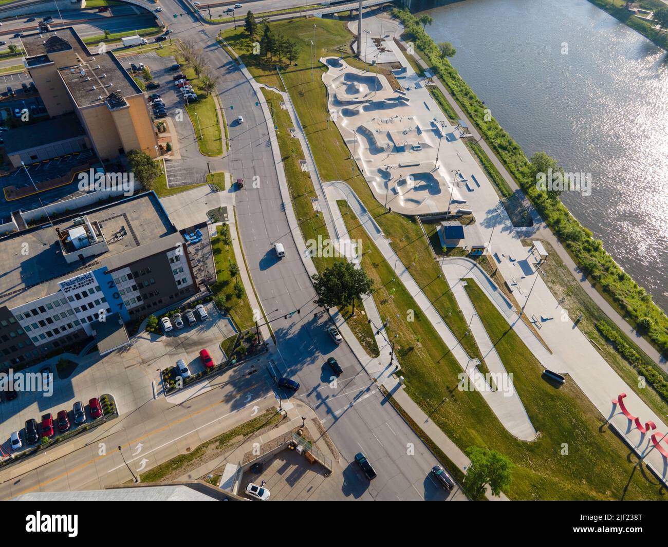 Fotografia aerea dello Skatepark Lauridsen, lungo il fiume Des Moines, Des Moines, Iowa, USA, in una bella mattinata estiva. Foto Stock