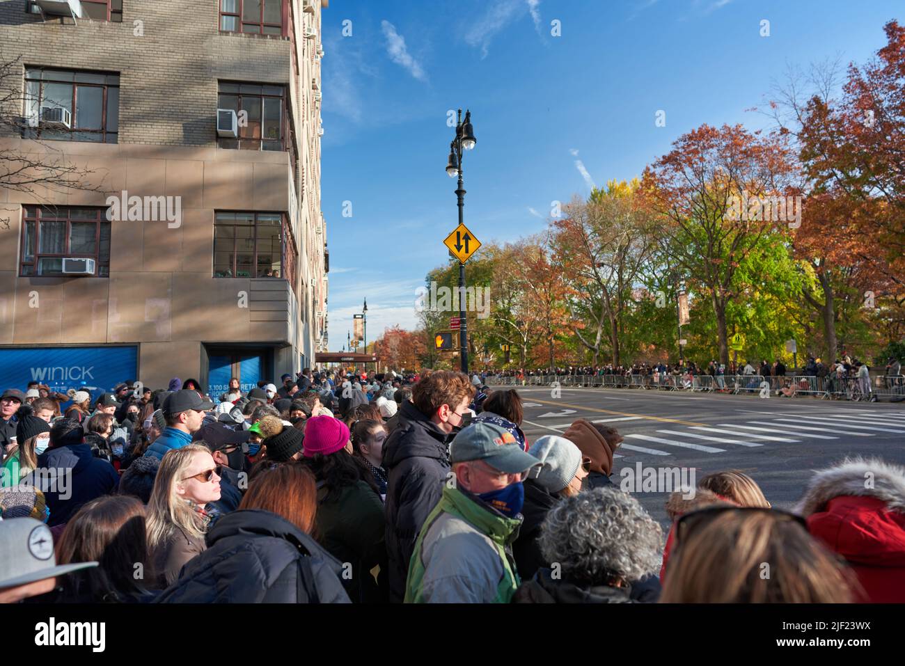 Manhattan, USA - 24. Novembre 2021: Persone in attesa della parata di Macy a Manhattan per iniziare. Marciapiede affollato. Famosa Parata a New York. Celebrità del ringraziamento Foto Stock