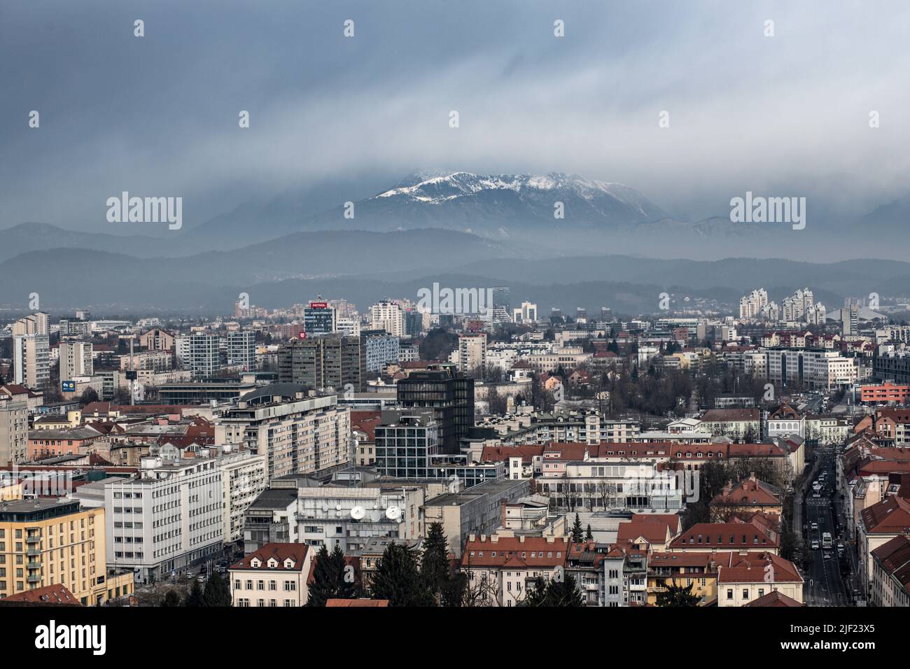 Lubiana: Vista panoramica sul centro della città, con montagne innevate sullo sfondo. Slovenia Foto Stock