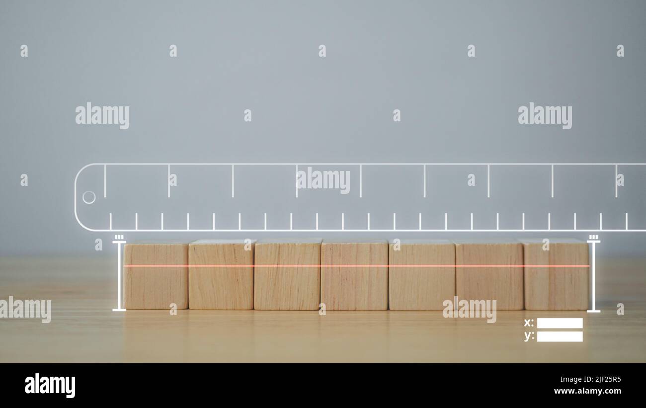 Concetto di misurazione. Questa immagine mostra come utilizzare l'applicazione di misurazione. Trova la dimensione di blocco di legno che ha disposto in orizzontale. Foto Stock