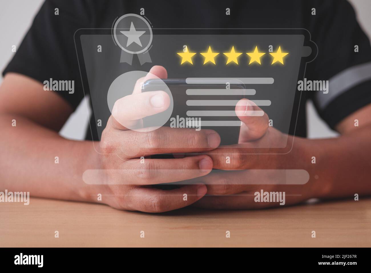 Human Resource Manager utilizza lo smartphone per trovare la persona migliore per un lavoro. Primo piano medio con schermo virtuale. Foto Stock