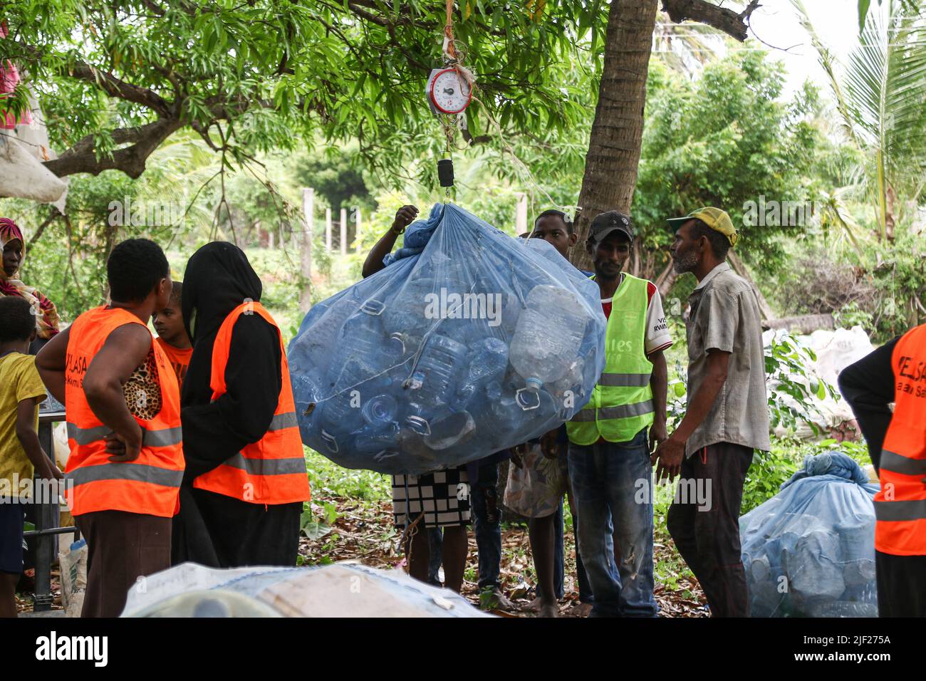 I membri di un gruppo ambientale della comunità, Weka Lamu Safi (Keep Lamu Clean pesano su scala una settimana la raccolta di rifiuti di plastica raccolti all'interno dell'isola di Lamu prima di venderlo all'organizzazione FlipFlopi per il riciclaggio. Nel 2019 l'Organizzazione FlipFoppi costruisce una barca a vela quasi interamente da rifiuti di plastica riciclata raccolti dalle rive dell'Oceano Indiano. L'inquinamento da attività umane ha avuto un impatto negativo sugli oceani. Il presidente keniota Uhuru Kenyatta nel suo discorso durante la conferenza oceanica in corso a Lisbona, il Portogallo ha detto che l'inquinamento plastico sta falcanando e contaminando a l Foto Stock