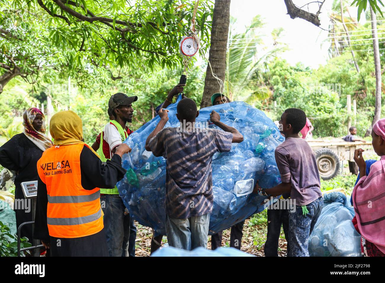 I membri di un gruppo ambientale della comunità, Weka Lamu Safi (Keep Lamu Clean pesano su scala una settimana la raccolta di rifiuti di plastica raccolti all'interno dell'isola di Lamu prima di venderlo all'organizzazione FlipFlopi per il riciclaggio. Nel 2019 l'Organizzazione FlipFoppi costruisce una barca a vela quasi interamente da rifiuti di plastica riciclata raccolti dalle rive dell'Oceano Indiano. L'inquinamento da attività umane ha avuto un impatto negativo sugli oceani. Il presidente keniota Uhuru Kenyatta nel suo discorso durante la conferenza oceanica in corso a Lisbona, il Portogallo ha detto che l'inquinamento plastico sta falcanando e contaminando a l Foto Stock