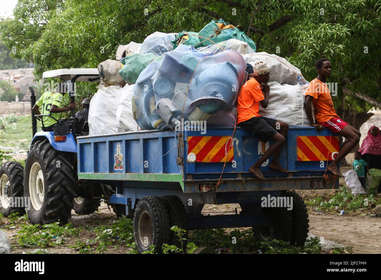 26 giugno 2022, Mombasa, Kenya: Si vede un trattore che trasporta sacchi con rifiuti di plastica all'officina dell'organizzazione FlipFlopi per il riciclaggio. Nel 2019 l'Organizzazione FlipFlopi costruisce una barca a vela quasi interamente da rifiuti di plastica riciclata raccolti dalle coste dell'Oceano Indiano l'inquinamento da attività umane ha influenzato negativamente gli oceani. Il presidente keniota Uhuru Kenyatta nel suo discorso durante la conferenza oceanica in corso a Lisbona, il Portogallo ha affermato che l'inquinamento plastico sta falciando e contaminando almeno 700 specie di vita marina e ha chiesto un'azione globale urgente da proteggere Foto Stock