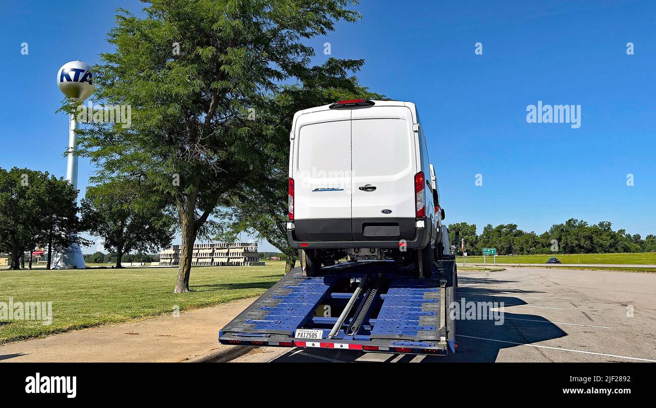 EMPORIA, KANSAS - 28 GIUGNO 2022 di recente costruzione presso lo stabilimento di assemblaggio Ford a Claycomo, Missouri un furgone commerciale Ford e-Transit è visto caricato su un camion di trasporto presso l'area di sosta Turnpike Rest fuori Emporia il 28 giugno 2022 Foto Stock