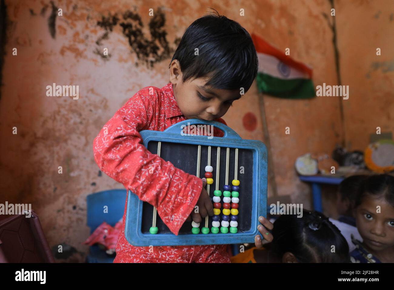 Un bambino usa un abaco in una scuola governativa a Himachal Pradesh. I bambini si dedicano ad attività di classe in una scuola governativa di Baddi, una zona rurale di Himachal Pradesh. Foto Stock