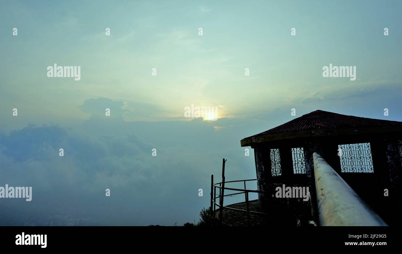 Bellissimo punto panoramico di Needle Rock o punto suicida. Luogo escursionistico coperto di nebbia, foresta naturale e paesaggio di montagna. Il posto migliore Foto Stock