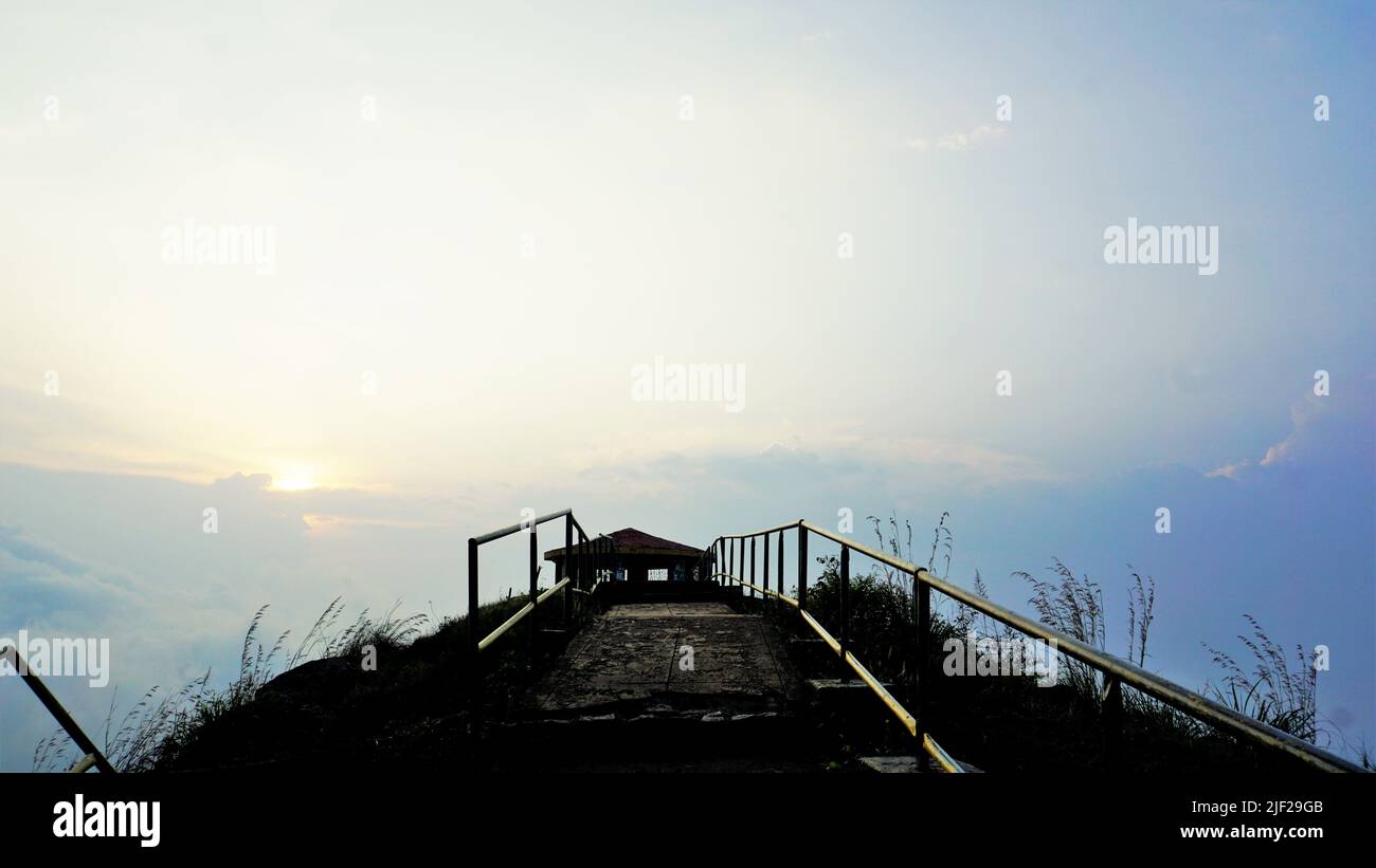Bellissimo punto panoramico di Needle Rock o punto suicida. Luogo escursionistico coperto di nebbia, foresta naturale e paesaggio di montagna. Il posto migliore Foto Stock