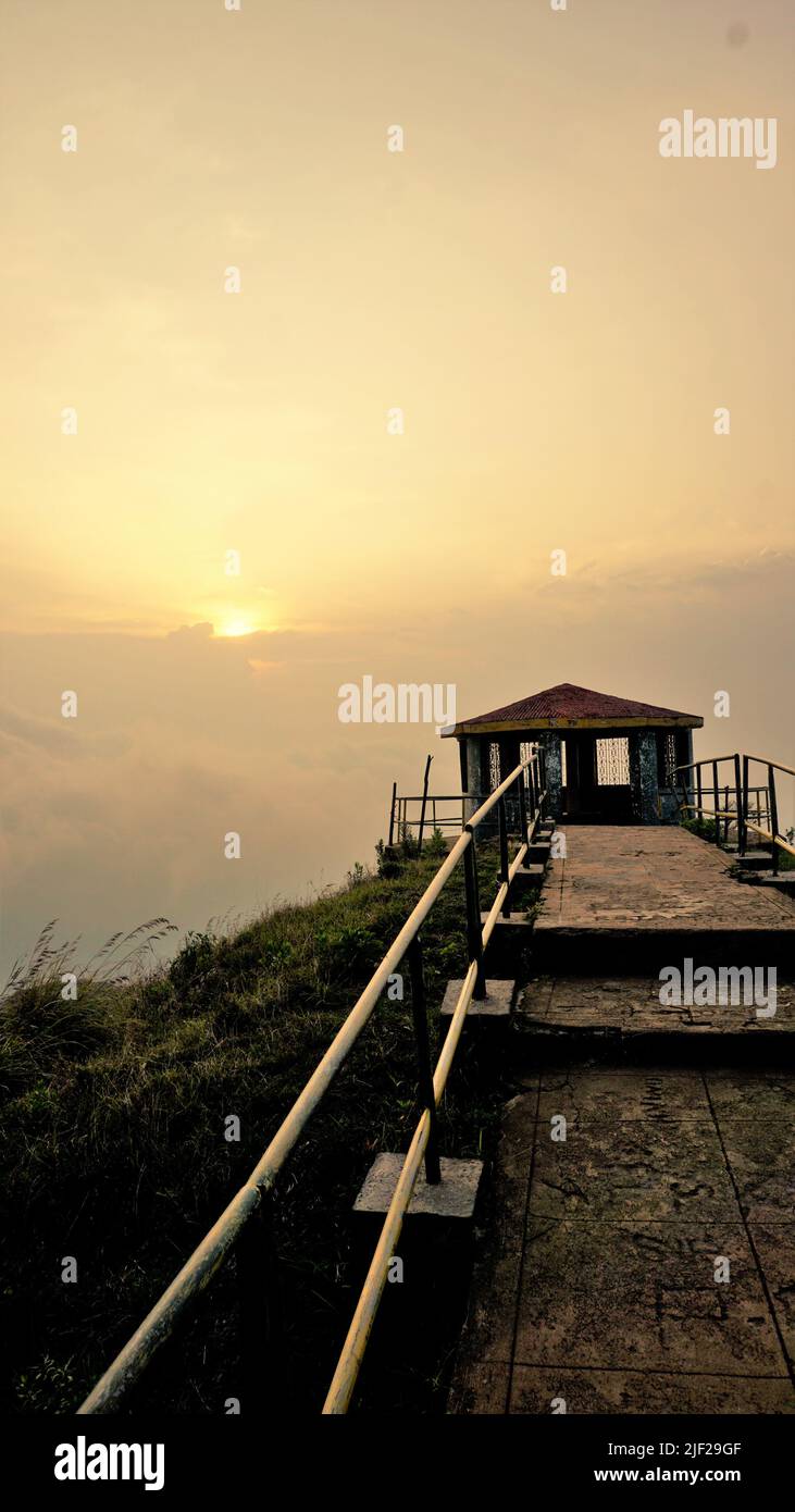 Bellissimo punto panoramico di Needle Rock o punto suicida. Luogo escursionistico coperto di nebbia, foresta naturale e paesaggio di montagna. Il posto migliore Foto Stock