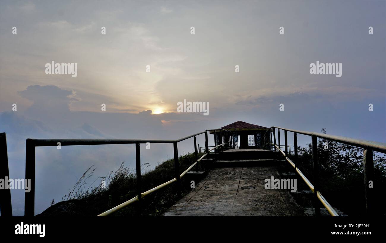 Bellissimo punto panoramico di Needle Rock o punto suicida. Luogo escursionistico coperto di nebbia, foresta naturale e paesaggio di montagna. Il posto migliore Foto Stock