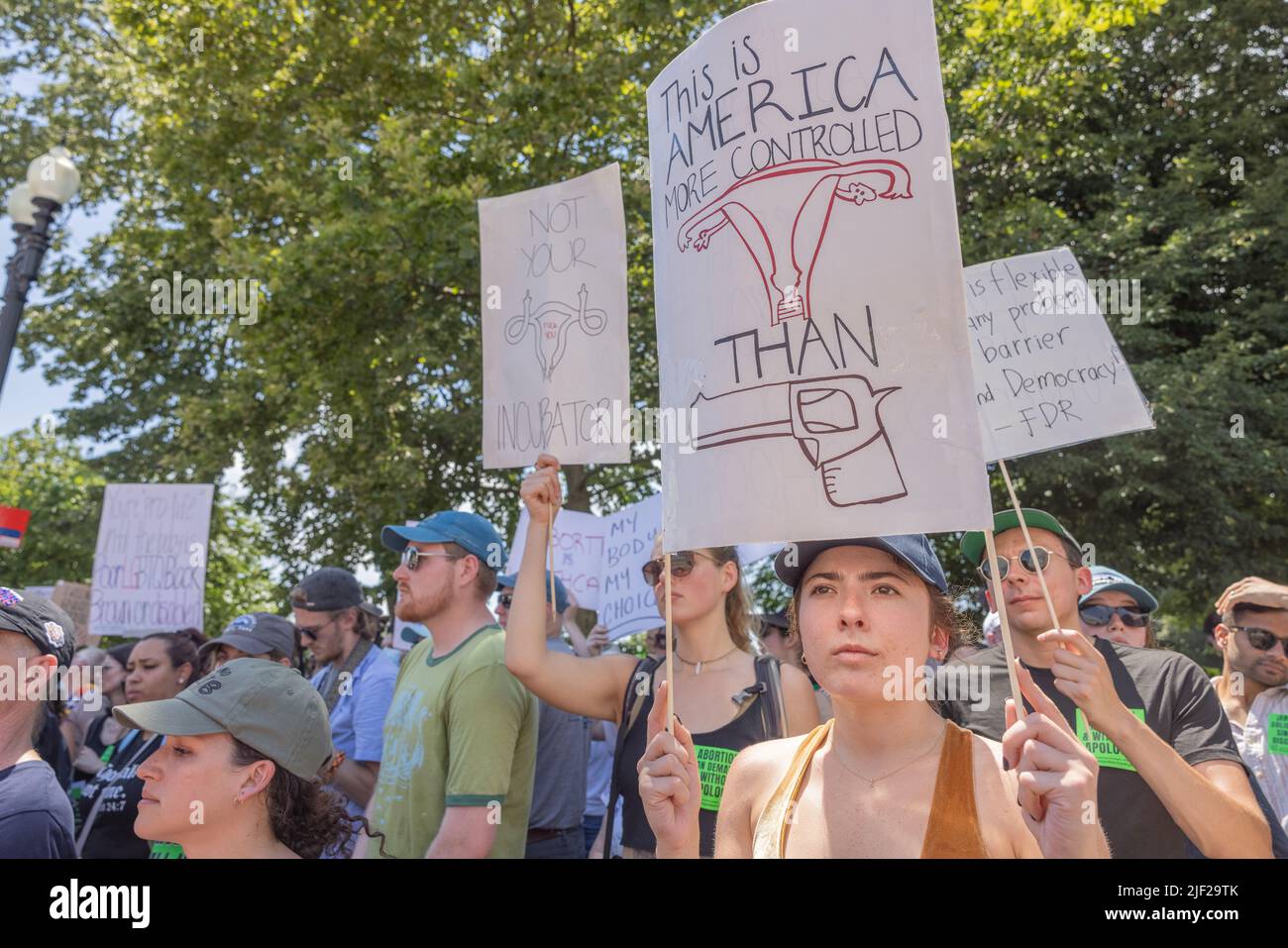 WASHINGTON, D.C. – 25 giugno 2022: I manifestanti dei diritti di aborto si radunano presso la Corte Suprema degli Stati Uniti. Foto Stock