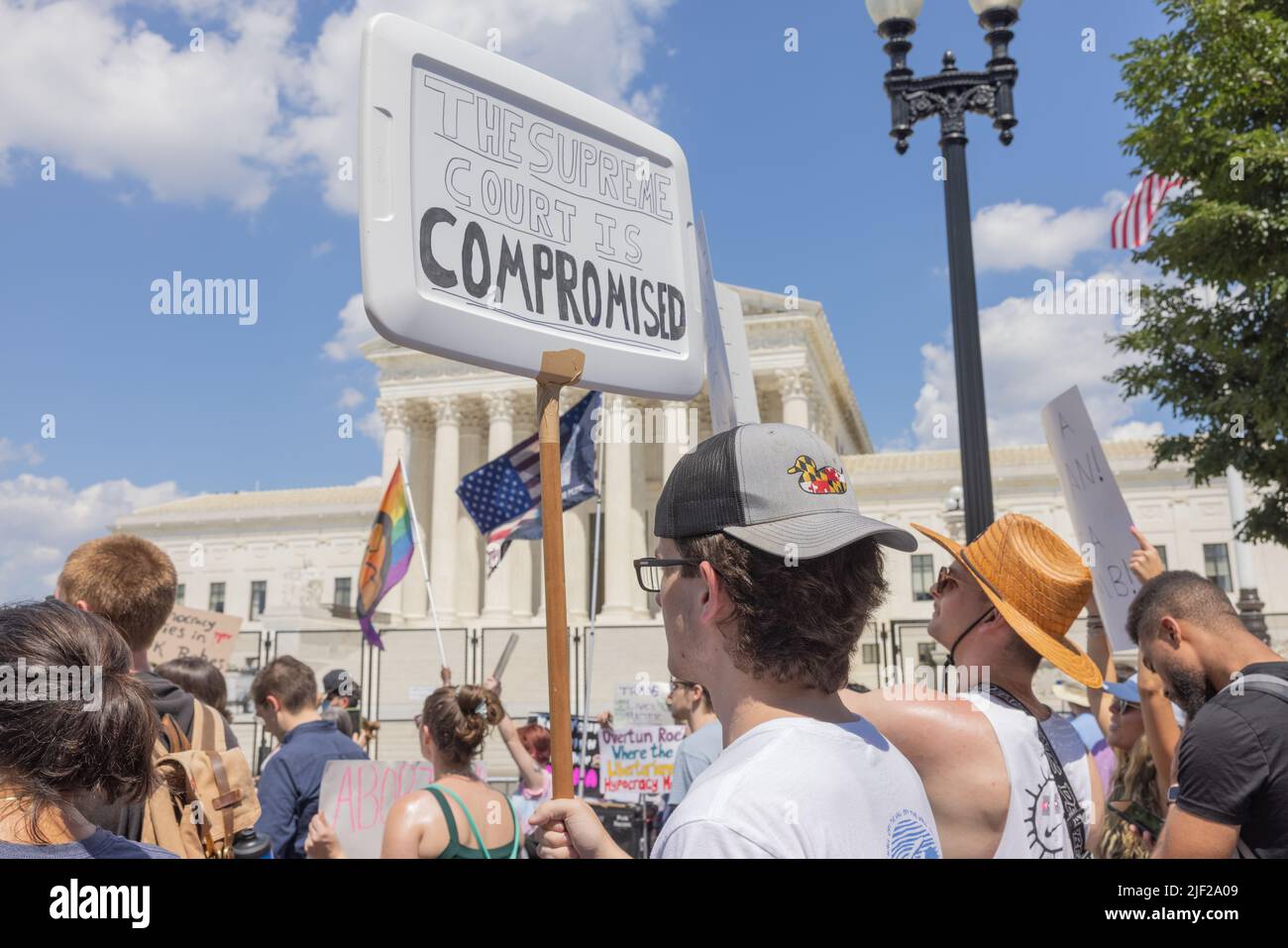 WASHINGTON, D.C. – 25 giugno 2022: I manifestanti dei diritti di aborto si radunano presso la Corte Suprema degli Stati Uniti. Foto Stock