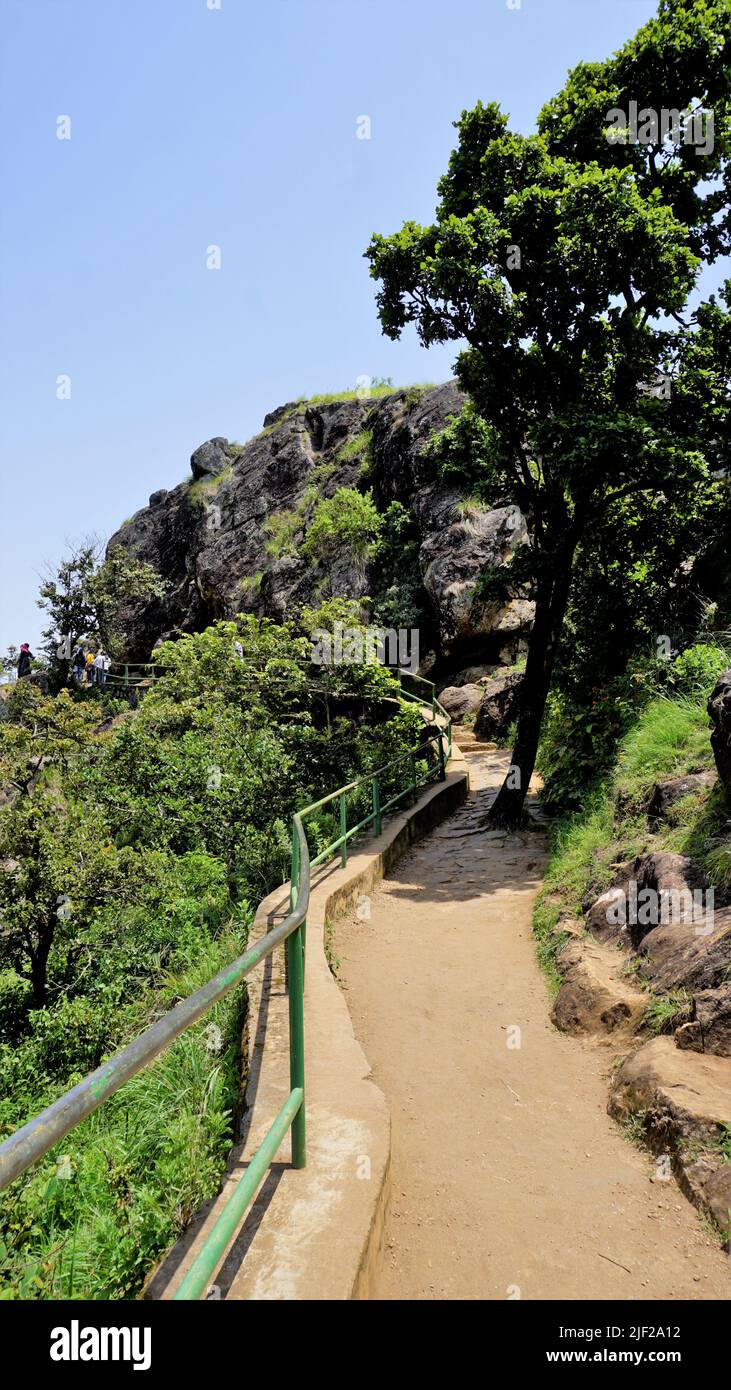 Ooty,Tamilnadu,India-Giugno 04 2022: Escursioni turistiche a ooty per godere del punto panoramico Needle Rock o punto suicida. Miglior luogo di escursioni c Foto Stock