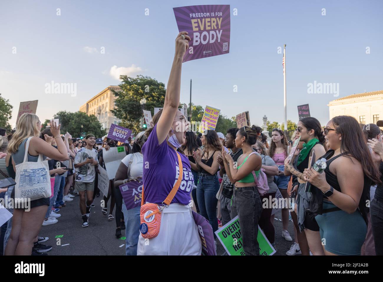 WASHINGTON, D.C. – 24 giugno 2022: I manifestanti dei diritti di aborto si radunano presso la Corte Suprema degli Stati Uniti. Foto Stock