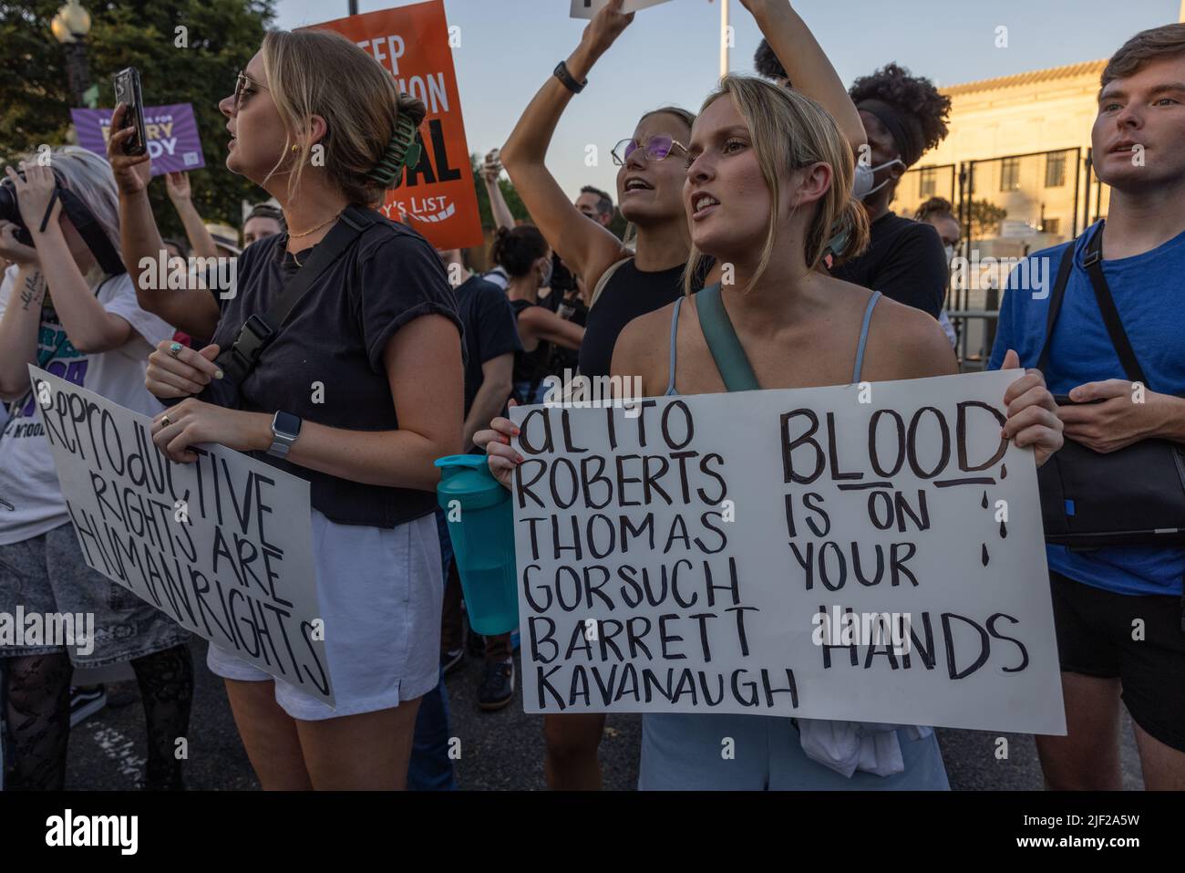 WASHINGTON, D.C. – 24 giugno 2022: I manifestanti dei diritti di aborto si radunano presso la Corte Suprema degli Stati Uniti. Foto Stock